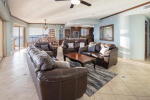 佩尼亚斯科港Sonoran SKY #910的客厅配有真皮沙发和桌子