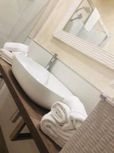 阿斯科利皮切诺Lilli's Home的浴室设有白色水槽和镜子