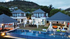 苏梅岛Bluemango Pool Villa & Resort Koh Samui的享有带游泳池的房屋的空中景致