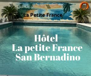 圣贝纳迪诺Hotel Oasis-Dream Holidays - La Petite France的小型自由城圣贝尼迪米诺酒店 - 带游泳池