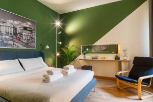 特雷维索Rialto 13的一间卧室配有一张带绿色墙壁的床