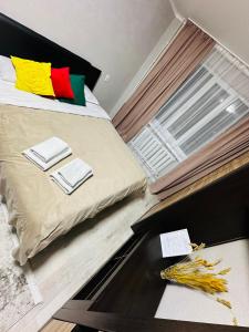卡拉甘达Муканова 6/2的一间卧室配有一张床、一张桌子和毛巾
