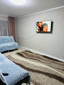 卡拉甘达Муканова 6/2的一张男女照片的卧室