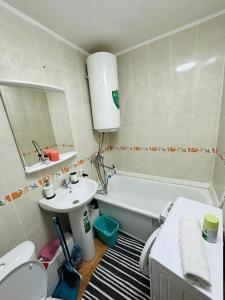 卡拉甘达Муканова 6/2的浴室配有盥洗盆、卫生间和浴缸。