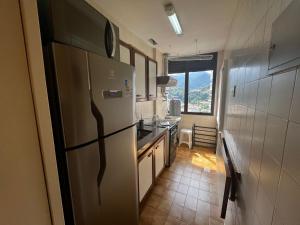里约热内卢克拉里奇MC住宅酒店的厨房配有冰箱和水槽