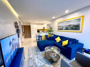 马拉喀什TOP APPARTEMENT GUELIZ的客厅配有蓝色的沙发和电视