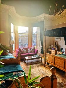 爱丁堡罗斯霍尔酒店 的一间带两张床和一张沙发的客厅