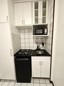 巴西利亚D 20 · Mont Blanc Apartamento Sudoeste QMSW 05的小厨房配有炉灶和水槽