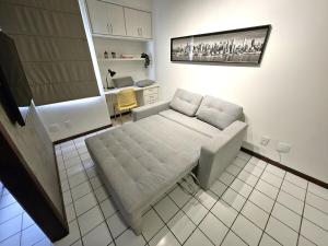 巴西利亚D 20 · Mont Blanc Apartamento Sudoeste QMSW 05的小房间配有沙发和书桌