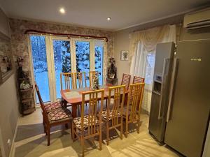 VilusiRähni Guesthouse Lake Peipsi的厨房配有桌椅和冰箱。