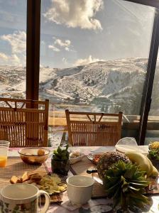 泰托沃Chalet Hilltop Kodra e Diellit Popovo Sapka的一张带食物的桌子,享有山景