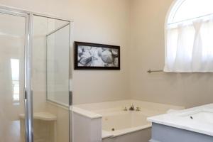 印第安帕斯WindScape by Pristine Properties Vacation Rentals的带淋浴、浴缸和盥洗盆的浴室