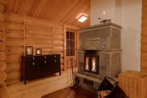 科拉里Villa Lappee的小木屋内带石制壁炉的客厅