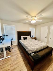 Entire duplex in Dallas客房内的一张或多张床位