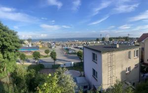 库瑞尼卡慕斯卡Cicha4 Apartments的享有城市空中景色,设有停车场