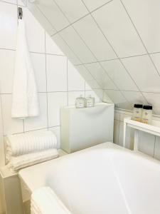斯塔万格Central Economic Stavanger Kongsteinsgata的白色的浴室设有浴缸和水槽。