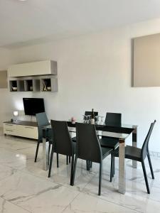 Is-SwieqiSpacious and Cozy Apartment near St Julians - Short Let Apartments Malta的一间用餐室,配有黑色的桌子和椅子