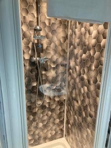 赖德Abingdon Lodge Hotel的带淋浴的浴室(带瓷砖墙)