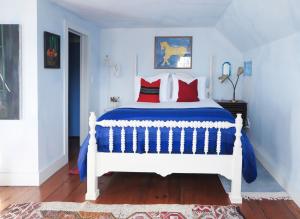 米斯蒂克Eileen of Mystic的一间卧室配有一张带红色和蓝色枕头的床