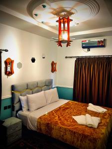 布马伦Hôtel Riad Atlas Dades的一间卧室设有一张带天花板的大床