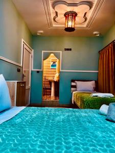 布马伦Hôtel Riad Atlas Dades的带两张床的房间和一间带浴室的房间