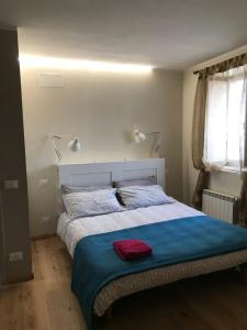 San Vito al TorreDIMORA IL CAMMINO的一间卧室配有一张带蓝色毯子的床