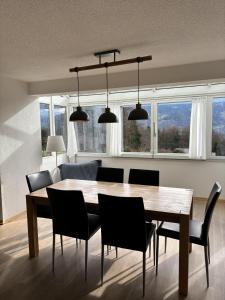 Sundlauenen湖景度假屋 的一间带木桌和椅子的用餐室