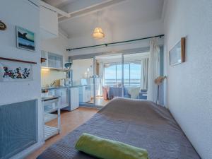 圣普里安海滩Studio Marina 2-1 by Interhome的一间卧室设有一张床,享有海景