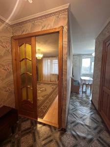 苏梅Недорога квартира на Харківській, 32的通往带客厅的房间的开放式门
