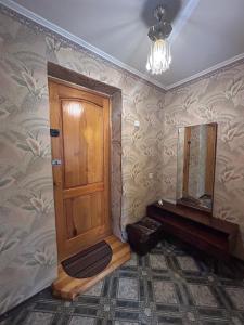 苏梅Недорога квартира на Харківській, 32的浴室设有木门和镜子