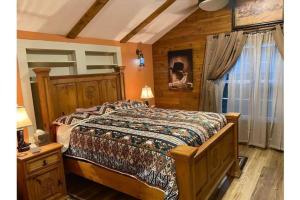 沃思堡Stockyards-Walk 1 Block to StockYards-Cowboy Cabin的木墙客房的卧室配有一张床