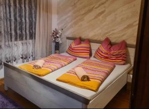 SchwanenstadtToskana Zimmer的床上有四个枕头