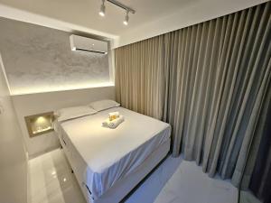 巴西利亚SAINT TROPEZ BLOCO G APT 205 · Apartamento novo e reformado, Sudoeste QMSW 05的一间卧室配有一张床,上面有两条毛巾