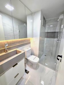 巴西利亚SAINT TROPEZ BLOCO G APT 205 · Apartamento novo e reformado, Sudoeste QMSW 05的一间带卫生间和玻璃淋浴间的浴室