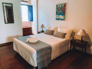 萨尔瓦多Pousada Beija Flor的卧室配有一张白色大床