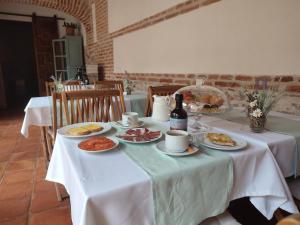列雷纳casa rural Cieza de León的餐桌,带食物盘和一瓶葡萄酒