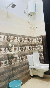马图拉HOTEL RUDRA RESIDENCY Near Railway station的一间带卫生间和水槽的浴室