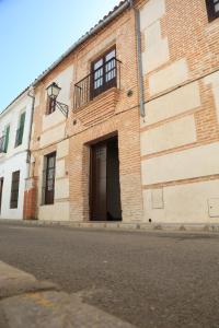 列雷纳casa rural Cieza de León的街上有门的砖砌建筑