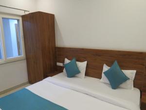 瑞诗凯诗The Namami Tapovan的一间卧室配有一张带蓝色和白色枕头的床
