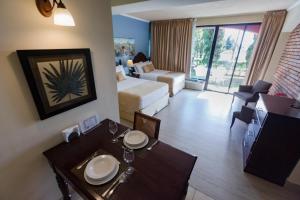 马那瓜Los Altos Apartments & Studios的酒店客房设有餐桌和客厅。