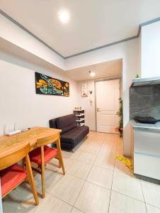马尼拉Azure Staycation Suites by MECS的客厅配有桌子和沙发