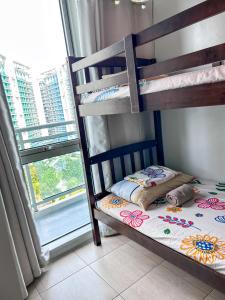 马尼拉Azure Staycation Suites by MECS的带窗户的客房内的双层床