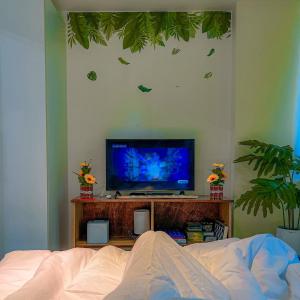 马尼拉Azure Staycation Suites by MECS的一间卧室,配有一张桌子和一张床