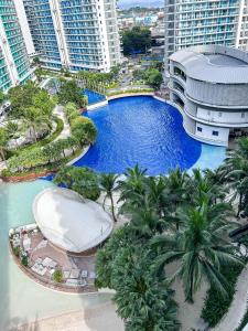 马尼拉Azure Staycation Suites by MECS的享有度假村内大型游泳池的顶部景致