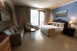 马那瓜Los Altos Apartments & Studios的酒店客房,配有床和沙发