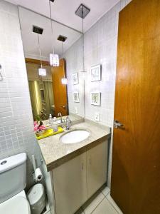 巴西利亚Lindo e decorado, Hotel Vista的一间带水槽、卫生间和镜子的浴室