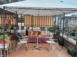 圣地亚哥Terraza Santa Lucia,Suites "Como en su Casa"的阳台的天井配有沙发和椅子