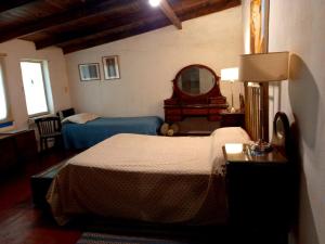 Villa del TotoralHotel Posada El Recodo的一间卧室配有两张床和镜子