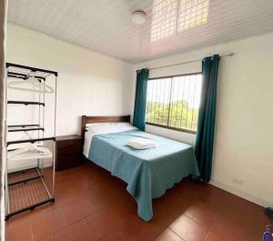 ConcepciónFinca La Luna - Bed & Breakfast on an organic farm的一间小卧室,配有床和窗户