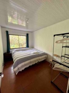 ConcepciónFinca La Luna - Bed & Breakfast on an organic farm的一间带床的卧室,位于带窗户的房间内